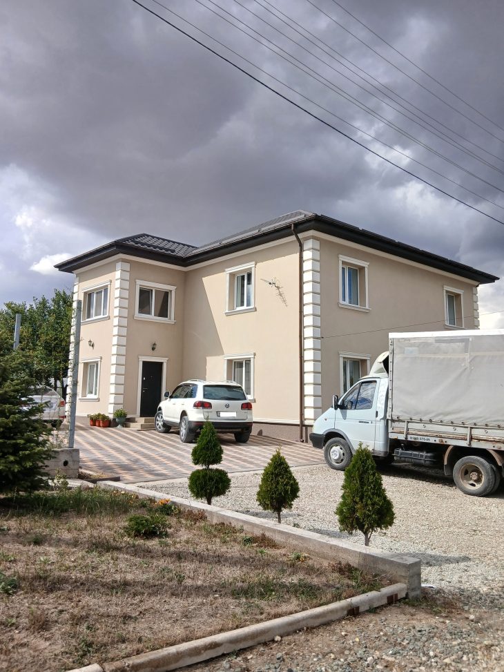 Готовый фасадный декор со склада ГП на фасаде дома в п. Гвардейское